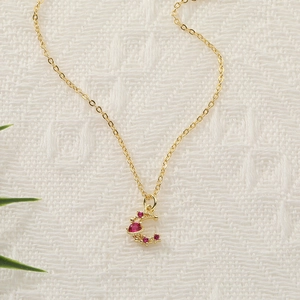 Goldene Mondsichel-Halskette mit rosa Zirkonia und Tropfenanhänger für Frauen