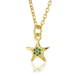 Detail der Sternenkette mit roten und grünen Kristallen an polierter Goldkette
