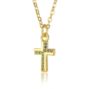 Detailaufnahme des goldenen Kreuzanhängers mit blau-grünen Zirkon-Inlays auf dünner Kette
