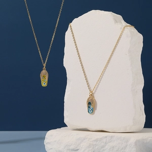 Collana dorata con ciondolo a infradito occhio greco e zirconi bianchi scintillanti
