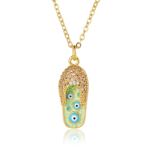 Collana con ciondolo a pantofola, occhio del male e cristalli su sfondo bianco puro