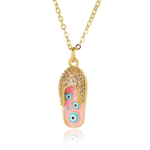 Dettaglio della collana con ciondolo infradito rosa, motivi evil eye e catena oro