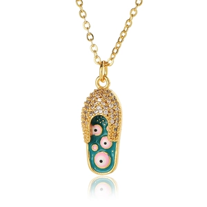Dettaglio della collana con ciondolo a infradito con occhio greco blu e pietre zirconi