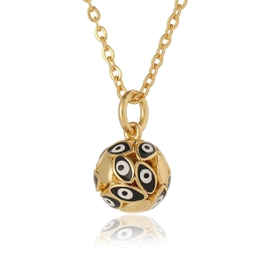 Gros plan détaillé du pendentif boule dorée avec motifs œil protecteur en émail