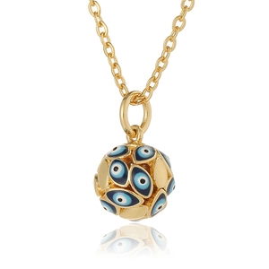 Détail du pendentif boule dorée avec charmes œil porte-bonheur et chaîne dorée