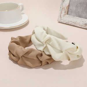 Cerchietti larghi annodati in beige e crema per un look di capelli minimalista