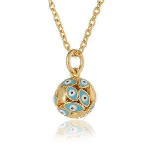 Détail du pendentif sphère évidée dorée avec émail œil bleu et chaîne raffinée