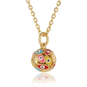 Vue macro d'un pendentif boule dorée évidée avec motifs d'œil porte-bonheur colorés