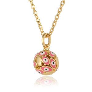 Vue macro du pendentif boule dorée orné de motifs d'yeux maléfiques en émail coloré
