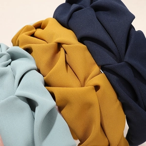 Dettaglio di fasce per capelli in tessuto a coste con elegante design intrecciato