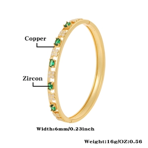 Detailweergave van 6mm koperen armband met groene zirkoon inlays en witte bloemen