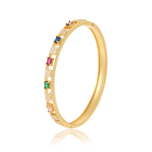 Elegante gouden armband met veelkleurige edelstenen en klaverpatronen op wit