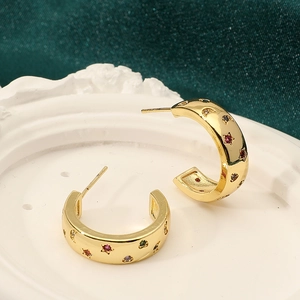 Elegantes pendientes de aro dorados con circonitas de colores en forma de estrella