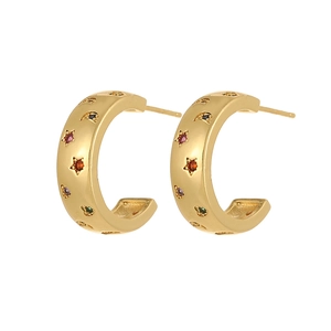 Elegantes pendientes de botón dorados en forma de C con circonitas de colores sobre fondo blanco