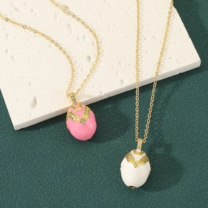 Luxus Goldhalskette mit ovalen Anhängern in Rosa und Weiß im Faberge-Stil mit Kristallen