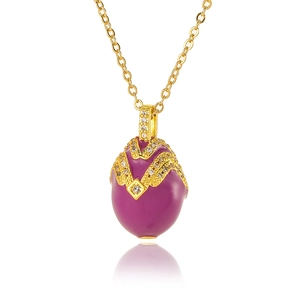 Eleganter lila Emaille-Ei-Anhänger an goldener Kette mit filigranen Verzierungen