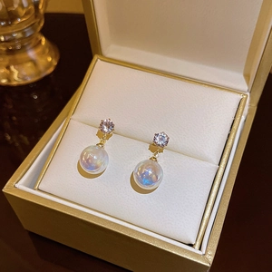 925 silver needle pearl earrings with iridescent zircon and gold plated finish