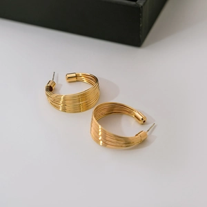 Boucles d'oreilles créoles C dorées multicouches à la mode avec design géométrique texturé