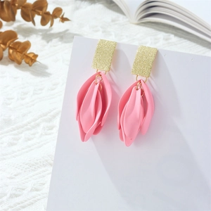 Elegantes pendientes de pétalos rosa con parte superior dorada y diseño floral