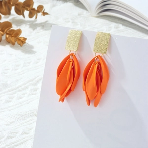 Pendientes de moda con pétalos naranjas esmerilados y detalles dorados con diseño original