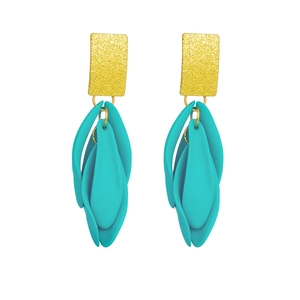 Pendientes de borla exagerados con acabado dorado y diseño de hojas azules en capas