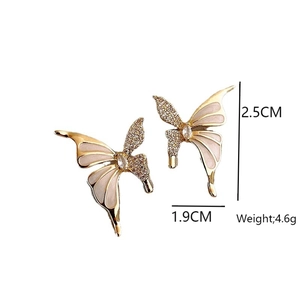 Detailansicht symmetrischer Schmetterlingsohrringe mit Maßen von 2,5 cm x 1,9 cm