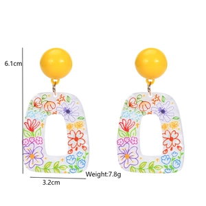 Detailed dimensions of floral acrylic earrings featuring 6.1cm height and 3.2cm width