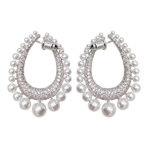 Chic geometric U-shaped hoop earrings with sparkling diamonds and elegant white pearls