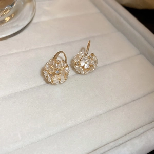 Boucles d'oreilles pendantes fleurs avec pétales nacrés blancs et crochets dorés