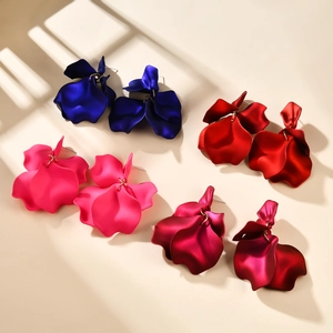 Pastoral Pearlescent Acrylic Petal Flower Leaf Drop Earrings For Women Fashion Jewelry Elegant Spray Painted Floral Earrings