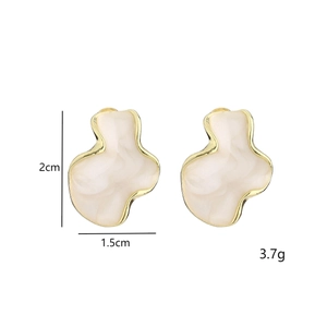 Details von Vintage Cloud-Ohrringen mit Marmorstruktur und Maßen von 2cm x 1.5cm