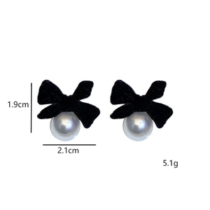 Dettaglio orecchini vintage a fiocco con perla, dimensioni 1,9 cm x 2,1 cm, 5,1 g