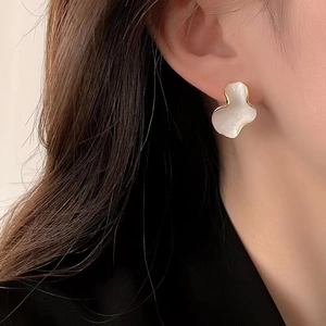 Französische Vintage Cloud Ohrstecker mit Creme Emaille und Goldrand getragen am Modell