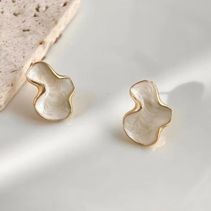 Französische Vintage Wolke Ohrstecker Für Damen Gold Plattierte Legierung Unregelmäßige Welle Geometrische Ohrringe Mit Perlmutt Textur