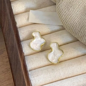 Französische Retro-Ohrstecker in Gold mit weißem Perlmutt-Emaille in einer Schmuckschatulle