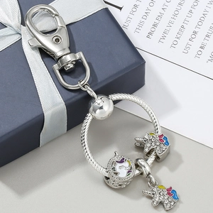 Funkelnder Einhorn-Schlüsselanhänger mit Strass und buntem Emaille auf silbernem Schlangenring