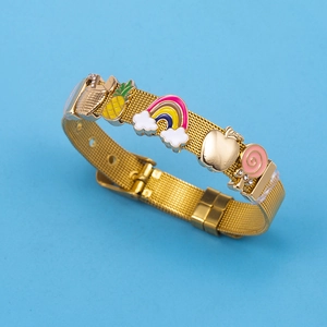 Goldenes Mesh-Armband mit bunten Ananas-, Regenbogen- und Musiknoten-Anhängern auf Blau