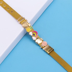 Goldenes Mesh-Armband mit bunten Emaille-Ananas- und Regenbogen-Anhängern auf Blau