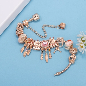 Armband in Roségold mit Traumfänger, Lebensbaum und rosa Glasperlen im Boho-Stil