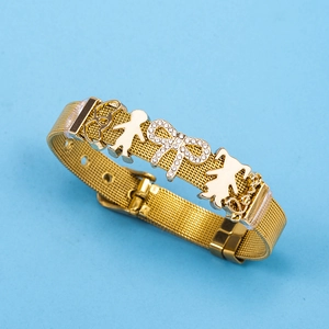 Bracelet en maille d'acier doré avec breloques papillon sur fond bleu ciel pur