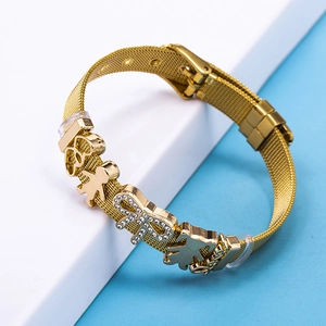 Bracelet en maille dorée avec nœud scintillant et breloques cœur de style tendance