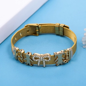 Bracelet en maille dorée avec pendentifs cœur, garçon, nœud et fille sur fond bleu clair