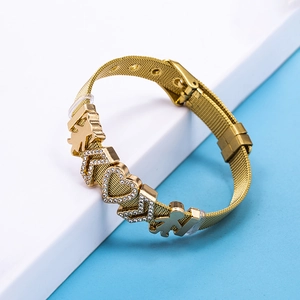 Bracelet doré à maille milanaise avec breloques cœurs et figurines sur fond bleu