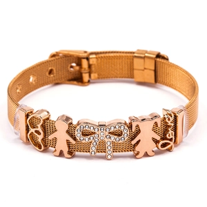 Bracelet doré en maille avec breloques nœud et figurines de famille sur fond blanc