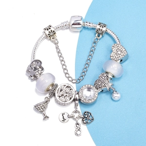 Bracelet chaîne serpent argenté avec breloque family et perles de cristal violettes sur fond