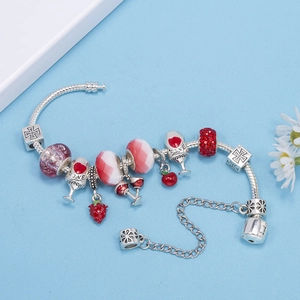 Bracciale con ciondoli fai-da-te con calice di vino rosso e perle a fragola in argento