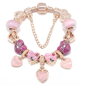 Roségoldenes DIY Charm Armband mit rosa Glasperlen und floralen Herzanhängern für Damen
