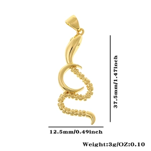 Vista macro de colgante de serpiente bañada en oro 18K con medidas y peso detallados