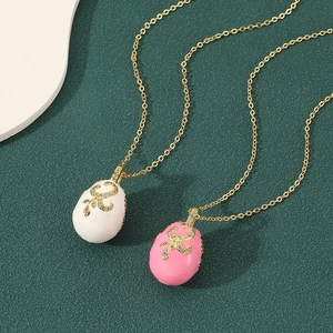 Collier pendentif œuf de style Fabergé en or avec zircons cubiques blancs incrustés