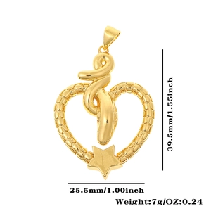 Dimensiones detalladas del colgante de corazón y serpiente chapado en oro de 18K